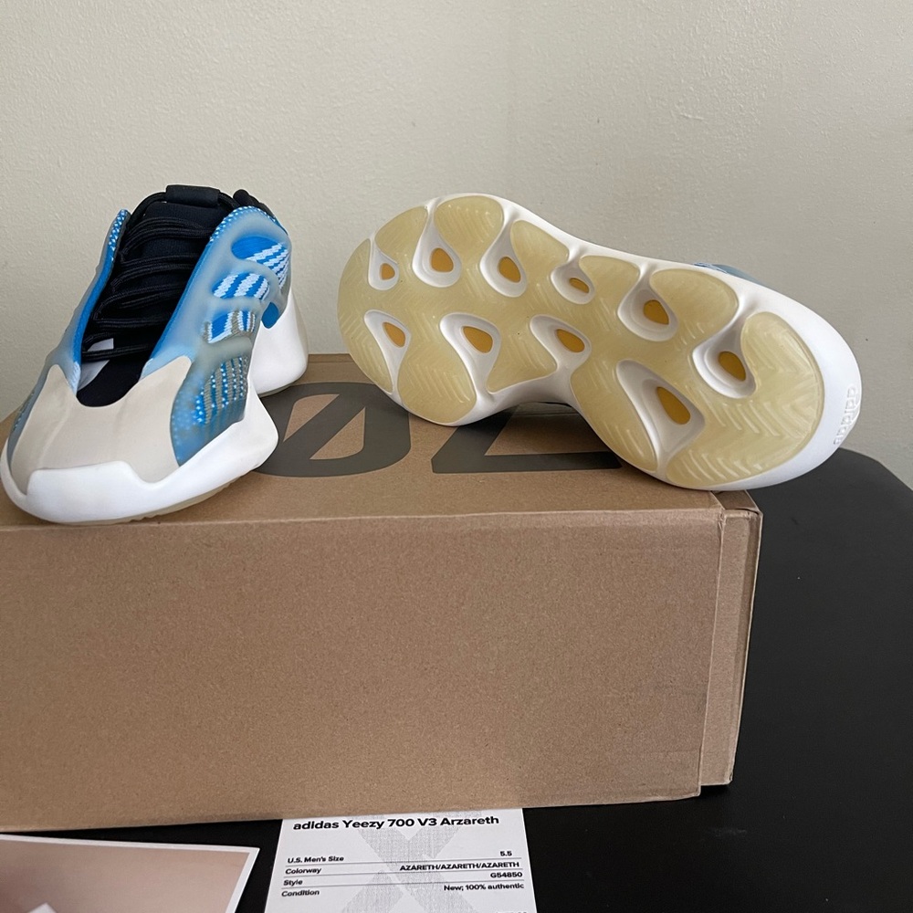 Adidas 700 V3